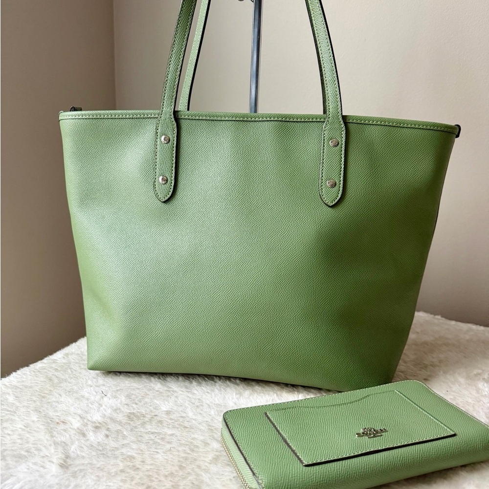 Coach Top Zip tote bag in green with wallet and bunny charm - Picture 11 of 15